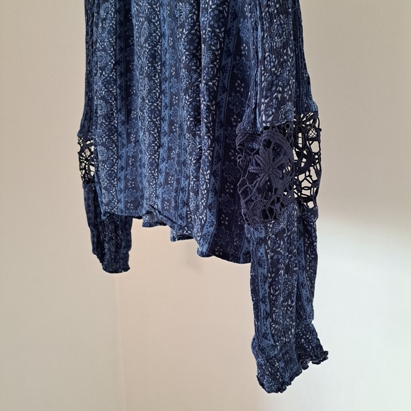 Hollister | Blue bohemian pattern with cut out lace sleeves - Picture 6 of 12